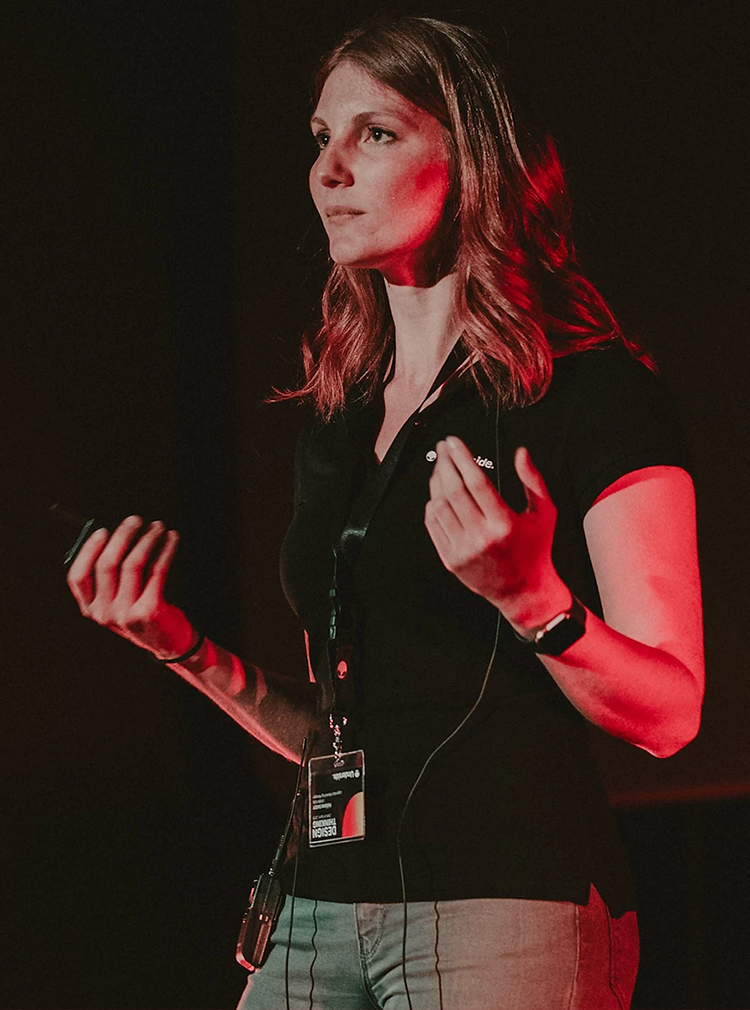 Photo de Hélène de chez Underside lors d'une conférence