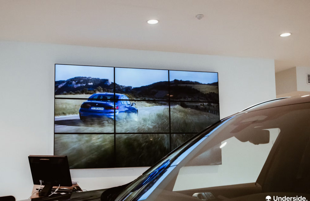 Display écran multiple dans un showroom automobile