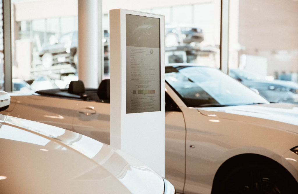 Display totem dans un showroom automobile